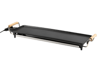 Plancha électrique noire avec poignées en bois, sur fond noir.