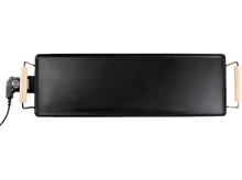 Charger l&#39;image dans la galerie, Plaque de cuisson noire avec poignées en bois et cadran de contrôle. Vue de dessus, fond blanc.
