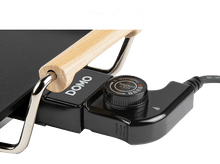 Charger l&#39;image dans la galerie, Gros plan du panneau de commande d&#39;une plaque chauffante avec une poignée en bois.
