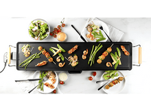 Charger l&#39;image dans la galerie, Vue aérienne d&#39;une table avec de la nourriture, dont des brochettes, des crevettes et des légumes.
