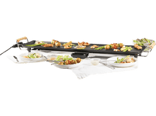 Charger l&#39;image dans la galerie, Une table avec des aliments grillés et des assiettes. La table est dressée pour un repas avec des brochettes et des légumes.
