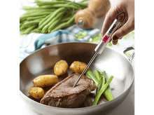 Charger l&#39;image dans la galerie, Un steak est mesuré pour la cuisson avec un thermomètre dans une poêle avec des pommes de terre.
