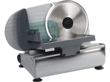 Charger l&#39;image dans la galerie, Une trancheuse à viande argentée et grise avec une grande lame circulaire et un support alimentaire en plastique transparent.
