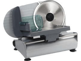 Une trancheuse à viande argentée et grise avec une grande lame circulaire et un support alimentaire en plastique transparent.