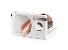 Charger l&#39;image dans la galerie, Trancheuse à viande blanche avec un morceau de viande. La trancheuse a un cadran et un plateau.
