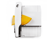 Charger l&#39;image dans la galerie, Trancheuse à fromage avec du fromage. Elle a un corps blanc et une lame en métal. Le fromage est jaune.
