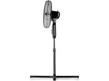 Charger l'image dans la galerie, Ventilateur électrique noir sur socle noir, fond blanc.
