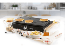 Charger l&#39;image dans la galerie, Machine à pancakes avec pancakes. Des ingrédients comme des myrtilles et du miel sont à proximité.
