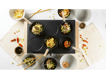 Charger l&#39;image dans la galerie, Vue aérienne d&#39;une installation de cuisine avec de la nourriture dans de petites poêles sur une surface de cuisson.
