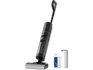 Aspirateur noir et gris avec accessoires et solution de nettoyage sur fond noir.