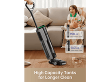 Charger l&#39;image dans la galerie, Un aspirateur robot nettoie un sol en bois. Un enfant sourit en arrière-plan. Images du réservoir d&#39;eau.
