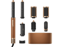 Charger l&#39;image dans la galerie, Ensemble de coiffure avec plusieurs accessoires, un étui en cuir et un schéma de couleurs marron et or, sur fond noir.
