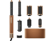 Ensemble de coiffure avec plusieurs accessoires, un étui en cuir et un schéma de couleurs marron et or, sur fond noir.