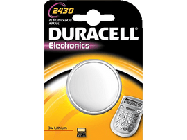 Emballage de piles Duracell. Comprend une pile bouton, une pile bouton et une calculatrice.