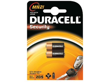 Paquet de piles de sécurité Duracell avec deux piles, un porte-clés et des clés sur fond orange et noir.