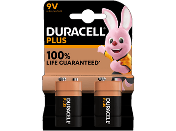 Pack de piles Duracell Plus avec un lapin rose. Texte : 100% life guaranteed.
