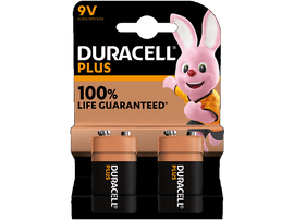 Pack de piles Duracell Plus avec un lapin rose. Texte : 100% life guaranteed.