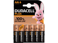 Piles Duracell Plus dans un emballage. Le lapin rose Duracell est montré sur l'emballage.