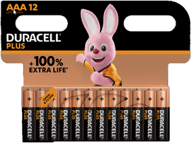 Piles Duracell Plus dans un emballage, avec un lapin rose. Le fond est sombre.