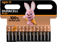 Piles Duracell Plus dans un emballage, avec un lapin rose. Le fond est sombre.