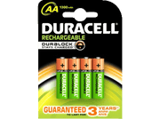 Un paquet de piles rechargeables AA Duracell. Les piles sont orange et vertes.