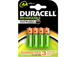 Un paquet de piles rechargeables AA Duracell. Les piles sont orange et vertes.