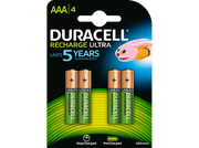 Pack de piles Duracell avec quatre piles. L'emballage a un lapin rose.
