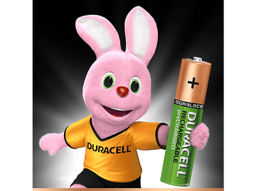 Un lapin rose Duracell tenant une pile rechargeable Duracell.