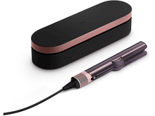 Charger l&#39;image dans la galerie, Lisseur Dyson Corrale et son étui, noir et cuivré, sur une surface blanche.
