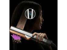 Charger l&#39;image dans la galerie, Personne utilisant un outil de coiffure sur fond sombre. Vapeur visualisée. Les cheveux sont lisses.
