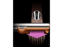 Charger l&#39;image dans la galerie, Un lisseur de cheveux avec un design or et argent lissant les cheveux, fond noir.
