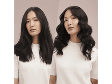 Charger l&#39;image dans la galerie, Deux femmes aux longs cheveux noirs, l&#39;une avec les cheveux raides, l&#39;autre avec les cheveux ondulés.
