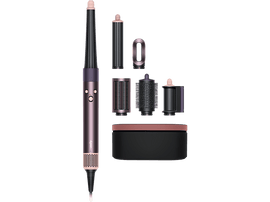 Ensemble de coiffure avec un sèche-cheveux et divers accessoires. Fond sombre.