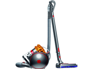 Aspirateur Dyson, argent et rouge. Corps arrondi, longue poignée et tuyau. Fond noir.