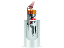 Charger l&#39;image dans la galerie, Coupe transversale d&#39;un aspirateur Dyson montrant la poussière et la saleté dans une chambre cylindrique transparente.
