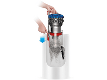 Charger l&#39;image dans la galerie, Aspirateur se vidant dans une poubelle blanche. Une main appuie sur un bouton.
