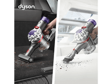 Charger l&#39;image dans la galerie, Deux vues d&#39;aspirateur sans fil Dyson. L&#39;une montre le nettoyage d&#39;un intérieur de voiture, l&#39;autre d&#39;un canapé.
