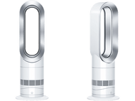 Deux ventilateurs Dyson blancs avec un centre argenté. Ils sont sur une surface noire.