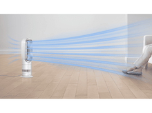 Charger l&#39;image dans la galerie, Ventilateur Dyson blanc, flux d&#39;air bleus, personne assise.
