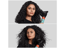 Charger l&#39;image dans la galerie, Femme aux cheveux bouclés, utilisant un sèche-cheveux. Deux images.

