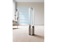 Charger l&#39;image dans la galerie, Homme regardant par la fenêtre près du purificateur d&#39;air.
