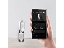 Charger l&#39;image dans la galerie, Une personne tient un smartphone qui affiche les données et les informations d&#39;un purificateur d&#39;air.
