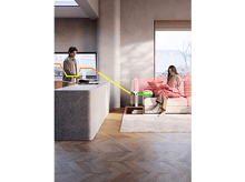 Charger l&#39;image dans la galerie, Homme cuisinant, femme lisant. Purificateur d&#39;air, lumière verte et lignes de flux d&#39;air.
