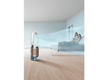 Charger l&#39;image dans la galerie, Purificateur d&#39;air, soufflant de l&#39;air vers un lit avec deux femmes assises, sur parquet.
