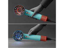 Charger l&#39;image dans la galerie, Deux images d&#39;un sèche-cheveux turquoise et orange avec des lumières rouges et bleues.
