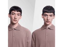 Charger l&#39;image dans la galerie, Deux hommes asiatiques portant des polos marron, regardant vers l&#39;avant. Tous deux ont les cheveux noirs courts et des traits similaires.
