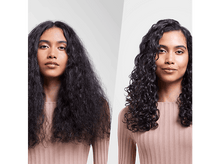 Charger l&#39;image dans la galerie, Femme avec cheveux lisses et bouclés, comparaison côte à côte, fond clair.
