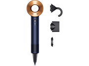 Un sèche-cheveux bleu et cuivré avec trois accessoires noirs sur fond noir.