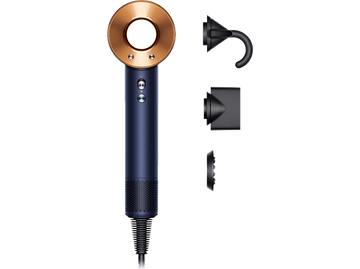 Un sèche-cheveux bleu et cuivré avec trois accessoires noirs sur fond noir.