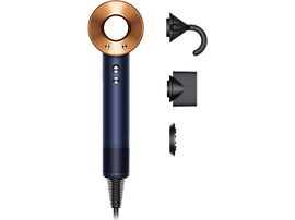 Un sèche-cheveux bleu et cuivré avec trois accessoires noirs sur fond noir.